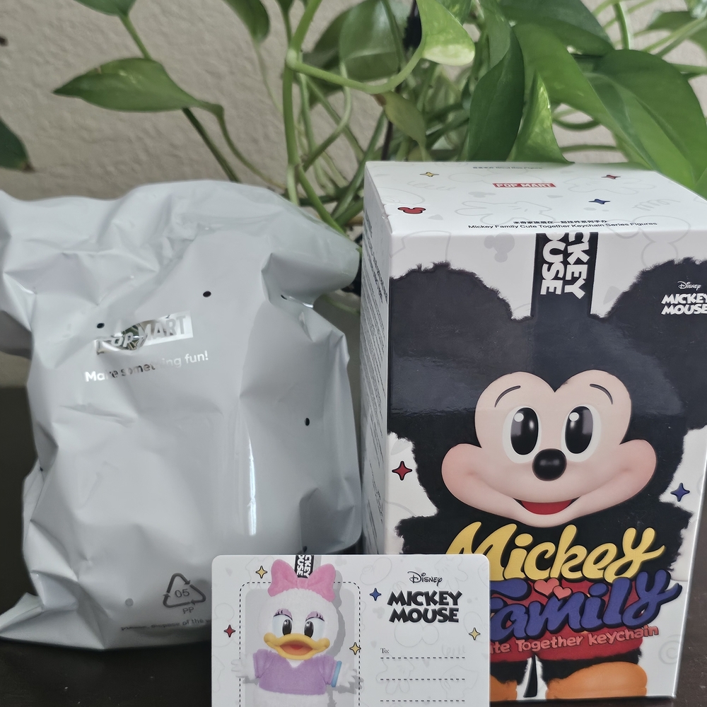 DISNEY MICKEY FAMILY " DAISY" BRAND NEW
